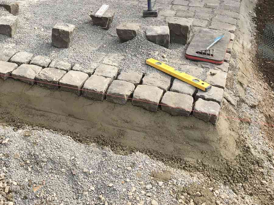 Kopfsteinpflaster in Beton mit Rückenstütze